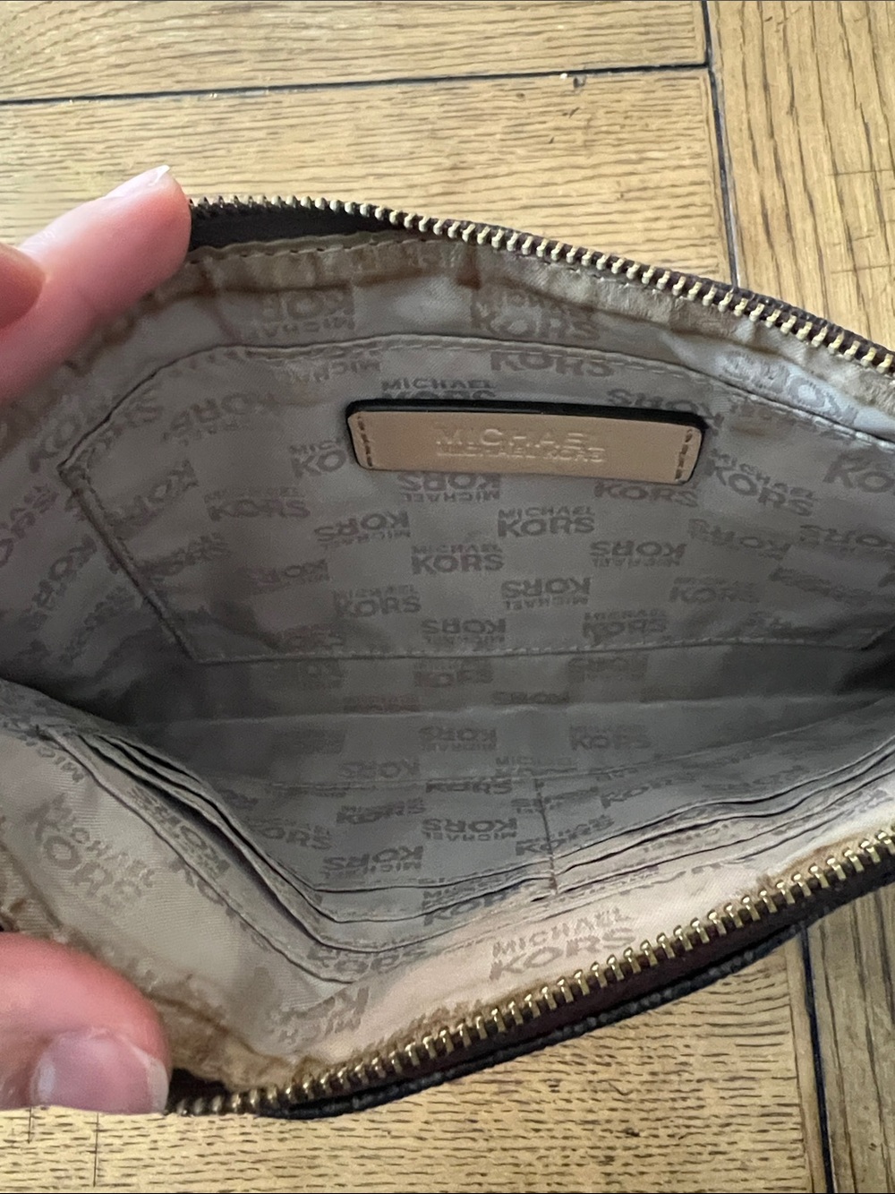 USED- Michael Kors Jet Set Signature Logo Wristlet - Picture 7 of 10